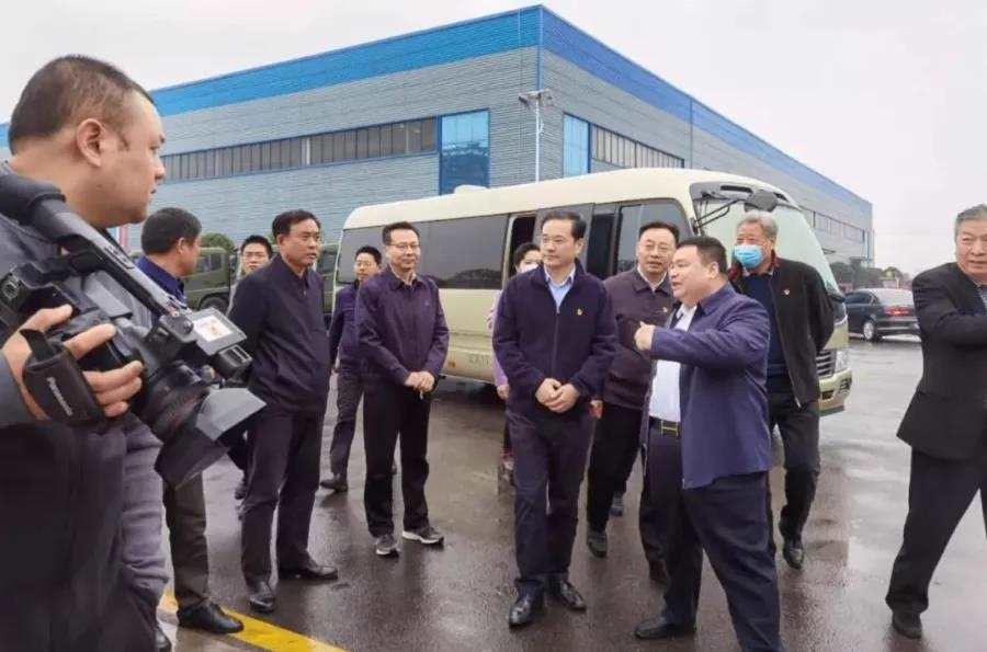 陪同錢遠坤書記調研視察的有分管工業的副市長吳超明、曾都區區委書記張健，以及市區直屬部門的相關領導