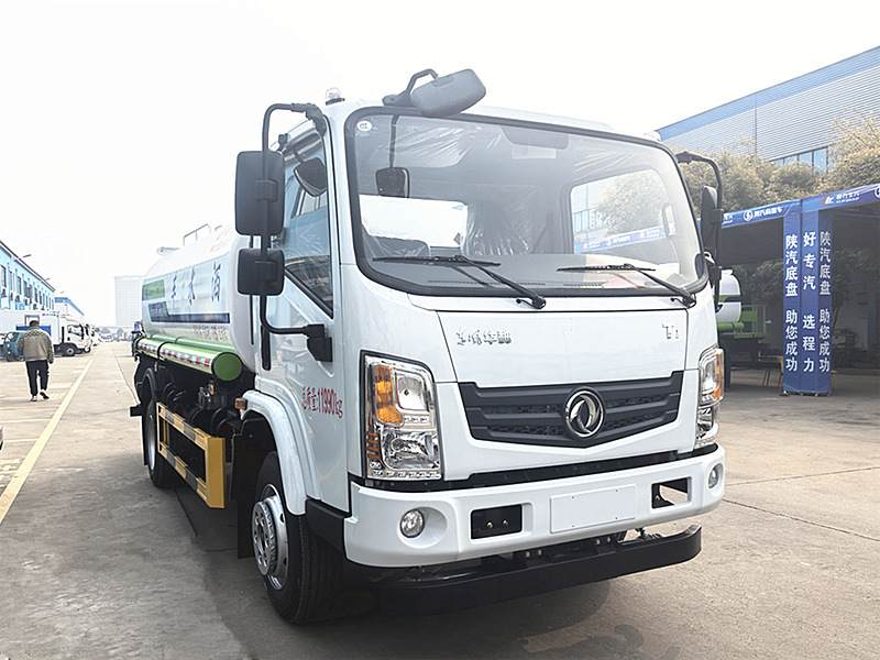 抑塵霧炮車、程力灑水車都來了，開展消毒作業