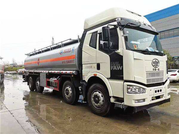 26方運油車，解放前四后六運油車發車到遼寧大連